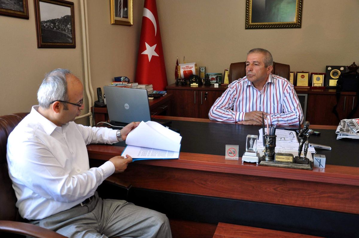 Coşkun, Candan\'a Dosya Sundu