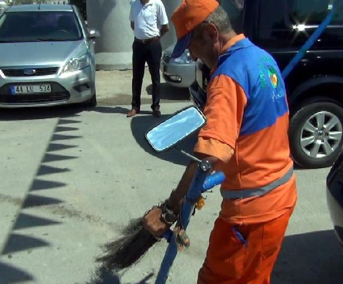 Dikiz Aynalı Temizlik İşçisi