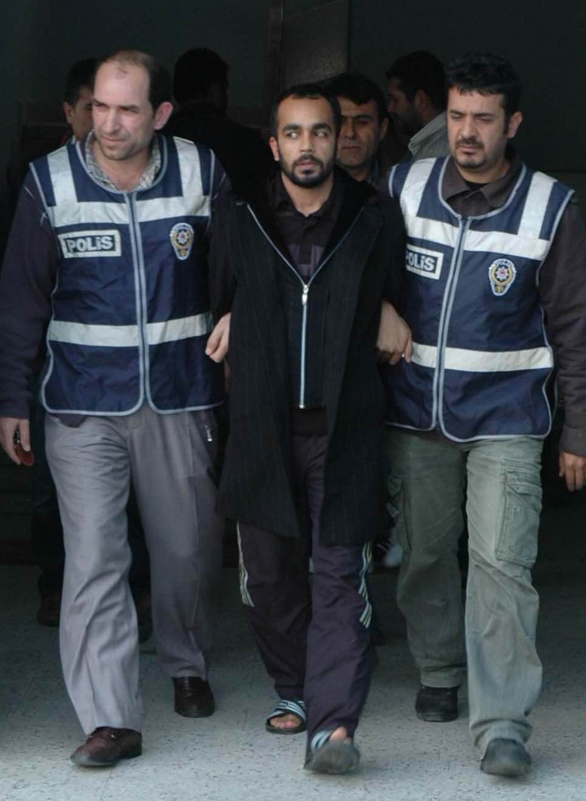Dolandırdığı Kişilerin Zararını Ödeme Sözü Verdi Serbest Bırakıldı