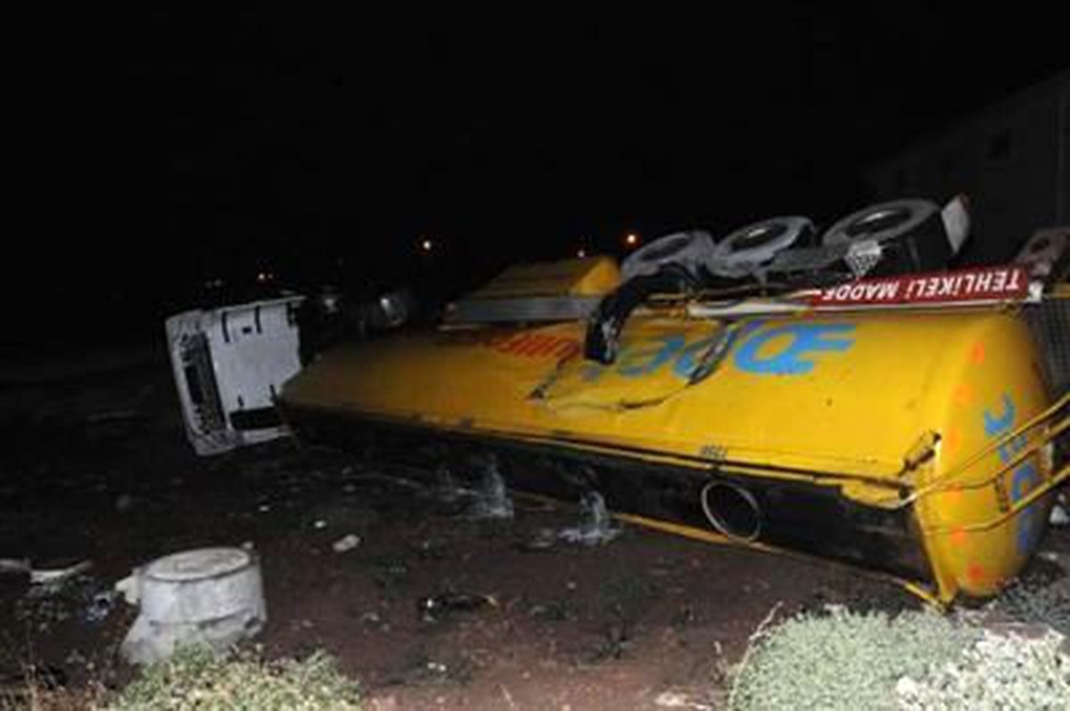 Ek İşyerinin Duvarına Çarpan Akaryakıt Yüklü Tanker Devrildi: 1 Yaralı