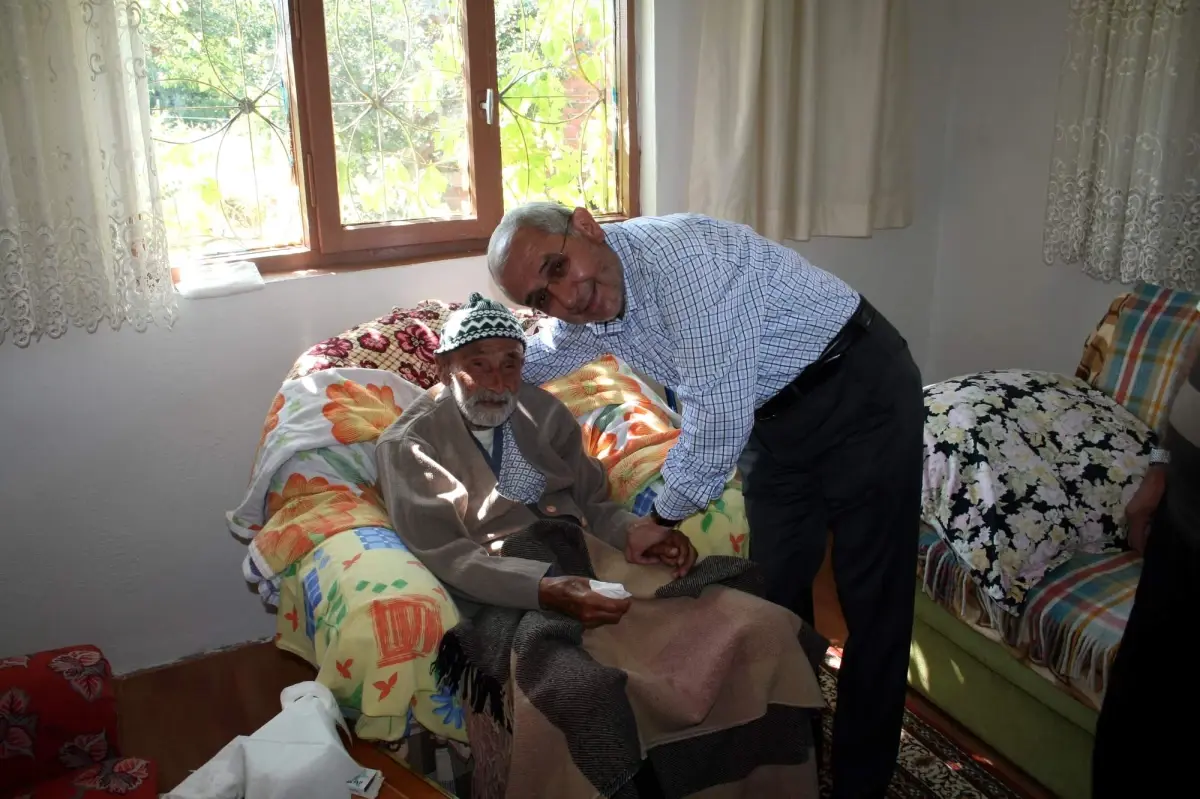 Ekrem Erdem, Suşehri'nin Asırlık Dedesini Ziyaret Etti