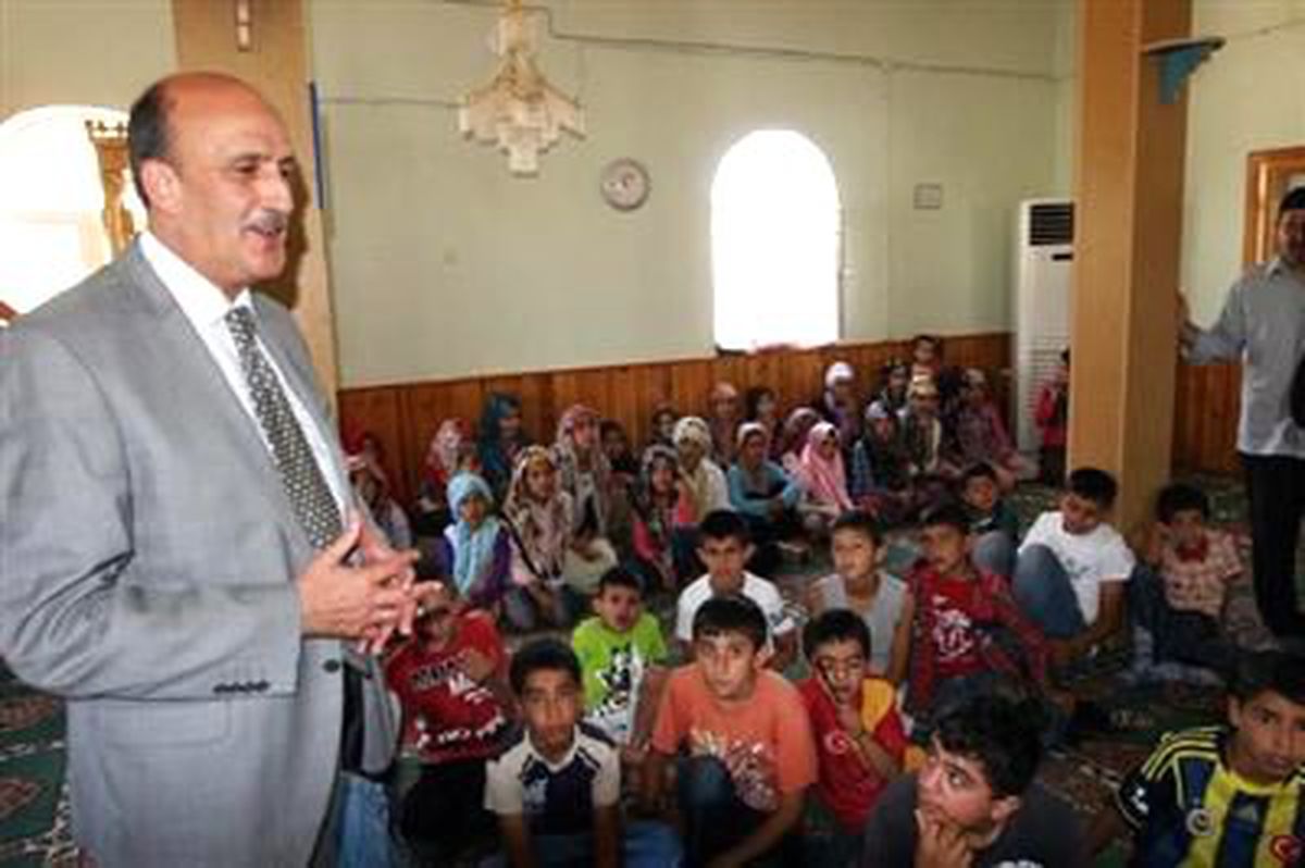 Elazığ Belediye Başkanı Çocuklara Kur\'an-I Kerim Hediye Etti