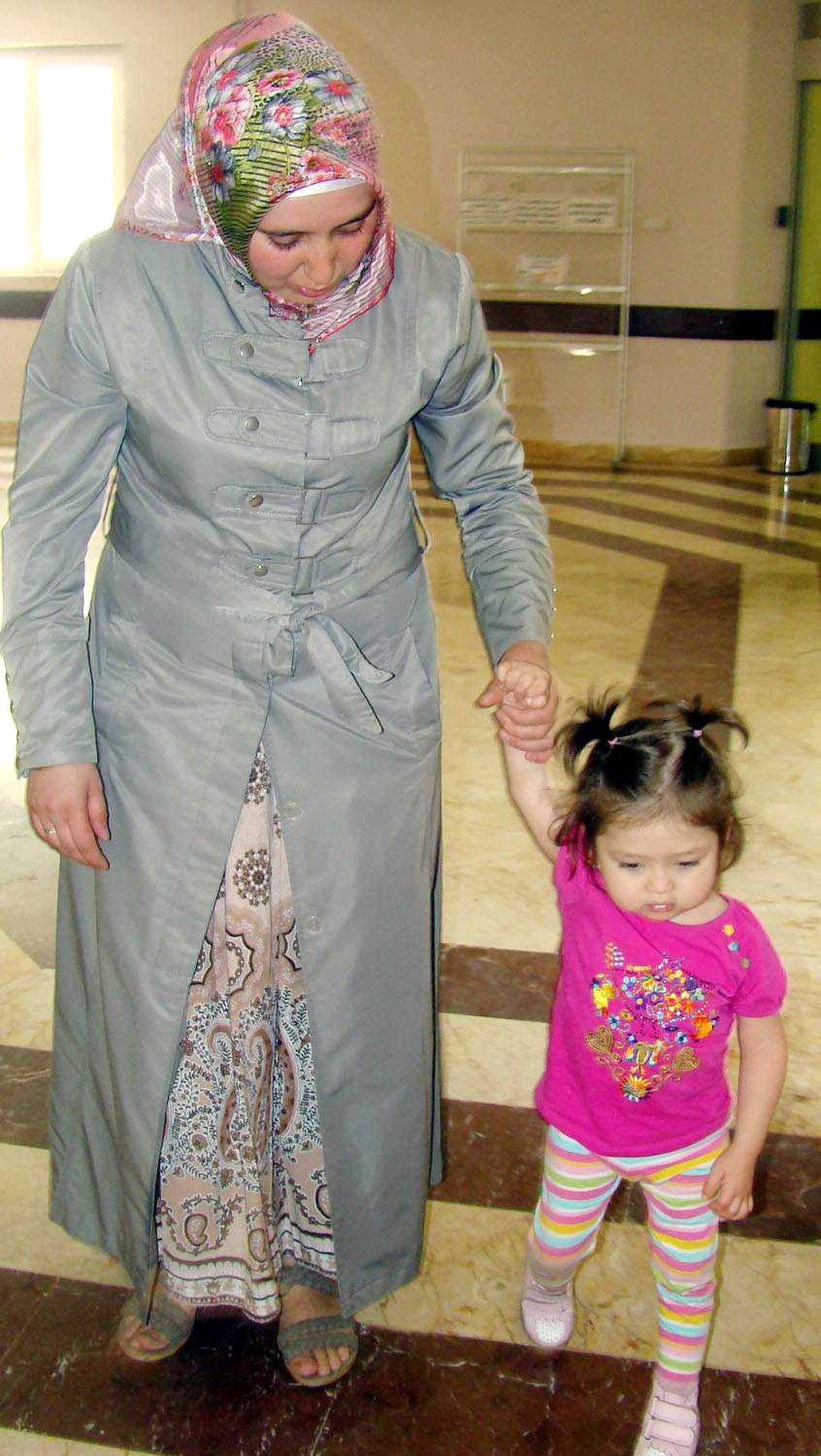 Elif\'in Dizleri Kaslarından Alınan Bağlarla Onarıldı