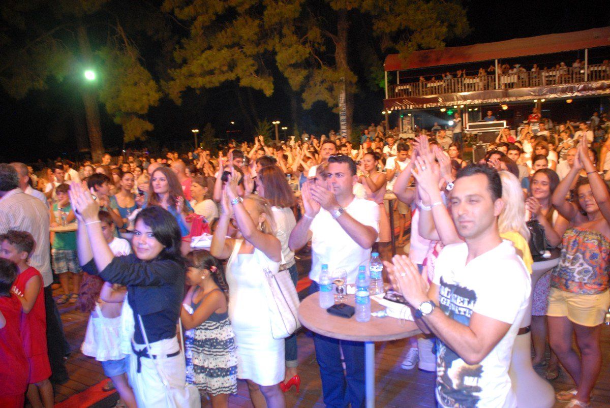 Fethiye\'de Hande Yener ve Yusuf Güney Rüzgarı