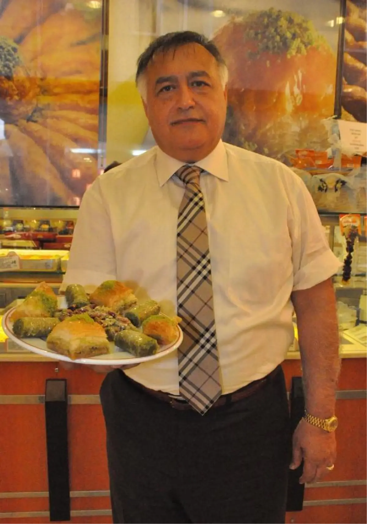 Güllüoğlu Araplar\'a Kebap ve Baklava Yedirecek