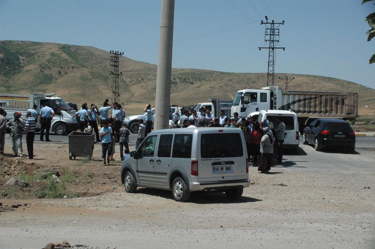 Kadınlar İçme Suyu İçin Bitlis-Tatvan Karayolunu Ulaşıma Kapattı