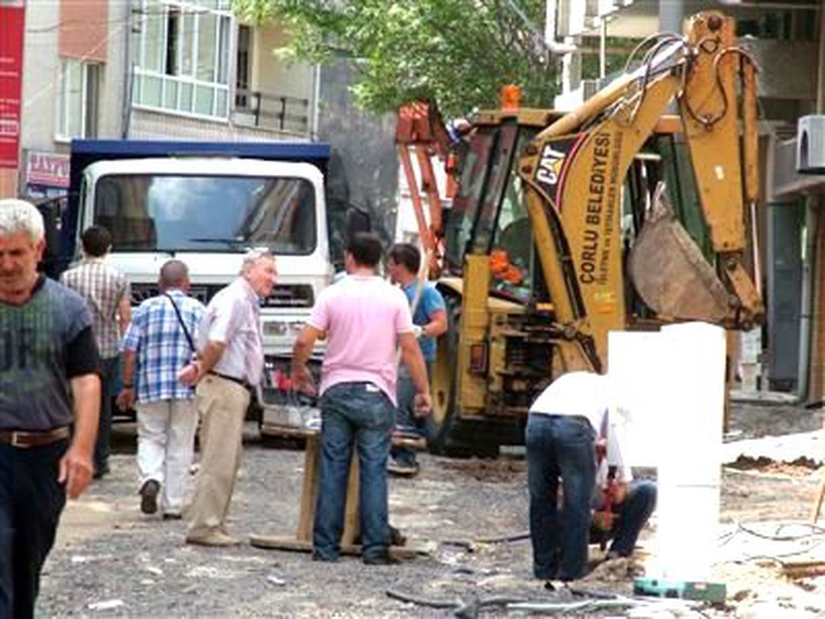 Kantarcı Sokakta Elektrik ve Telefon Telleri Yeraltına Alınıyor
