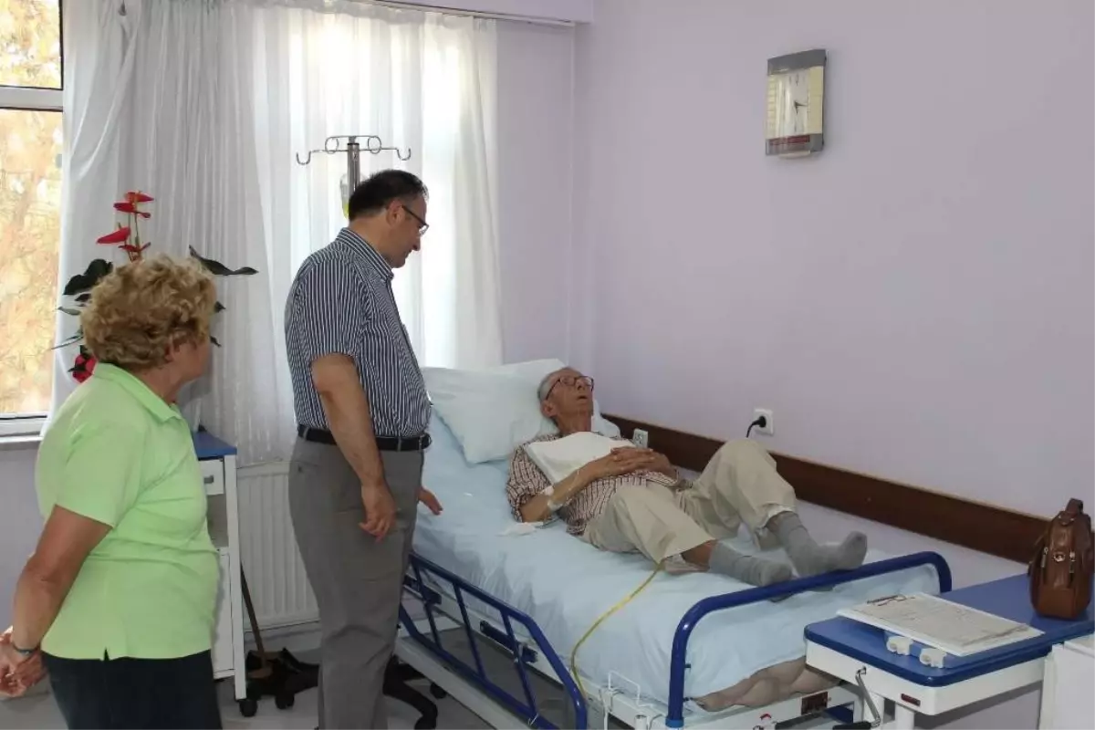 Kaymakam Dınkırcı Emekli Vali Öğütçen'i Hastanede Ziyaret Etti