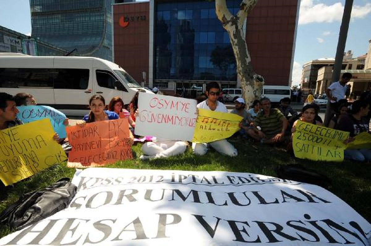 ÖSYM Binası Önünde Oturma Eylemi
