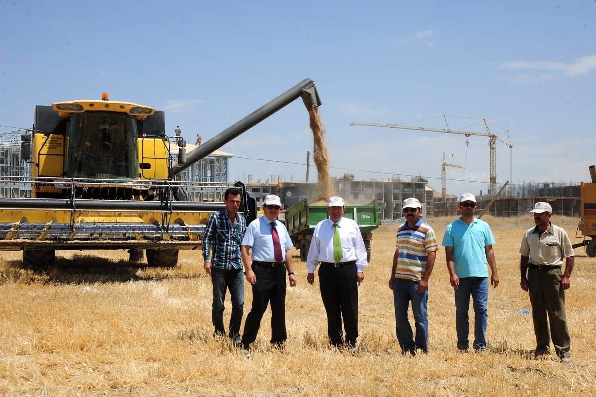 Rektör Prof. Dr. Battal Biçerdöverle Arpa Hasadına Katıldı