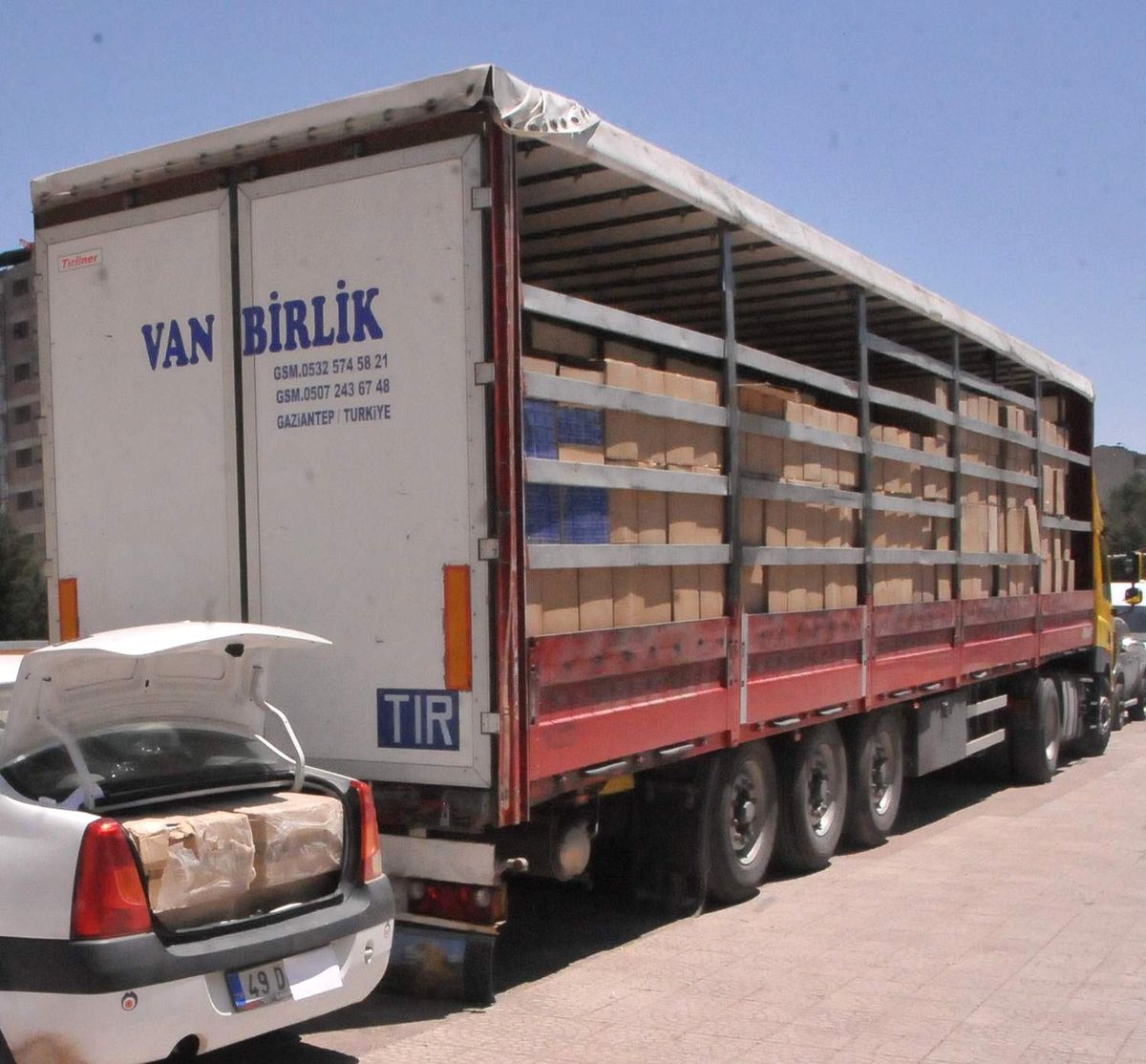 Şanlıurfa\'da Makaron ve Kaçak Akaryakıt Operasyonu