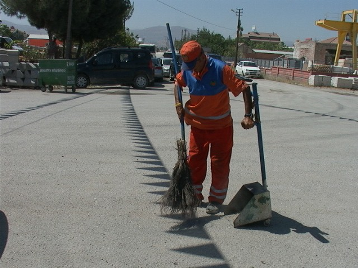 Temizlik İşçisinden Trafik Kazasına Karşı Önlem