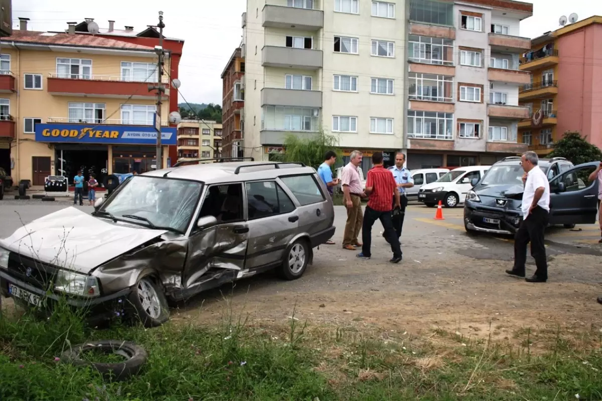 Trabzon'da Trafik Kazası 3 Yaralı