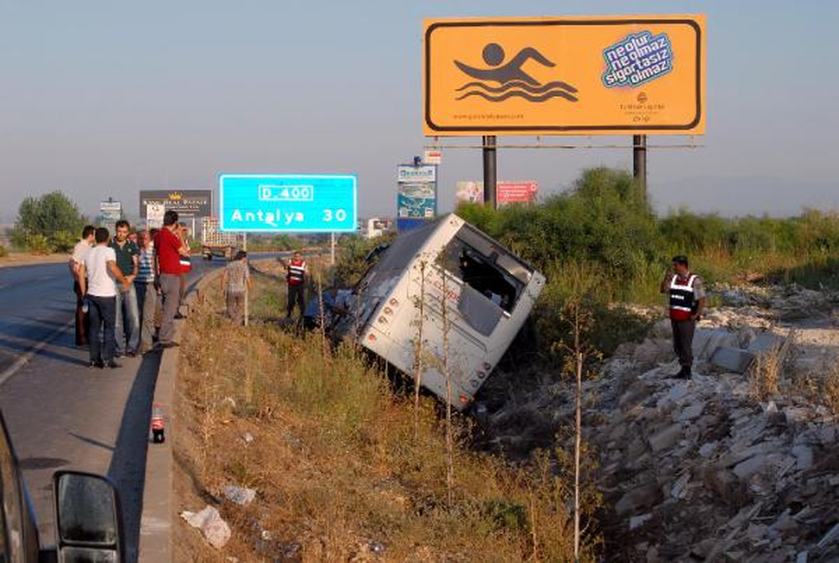 Tur Otobüsü Devrildi, 7\'si Turist 8 Yaralı