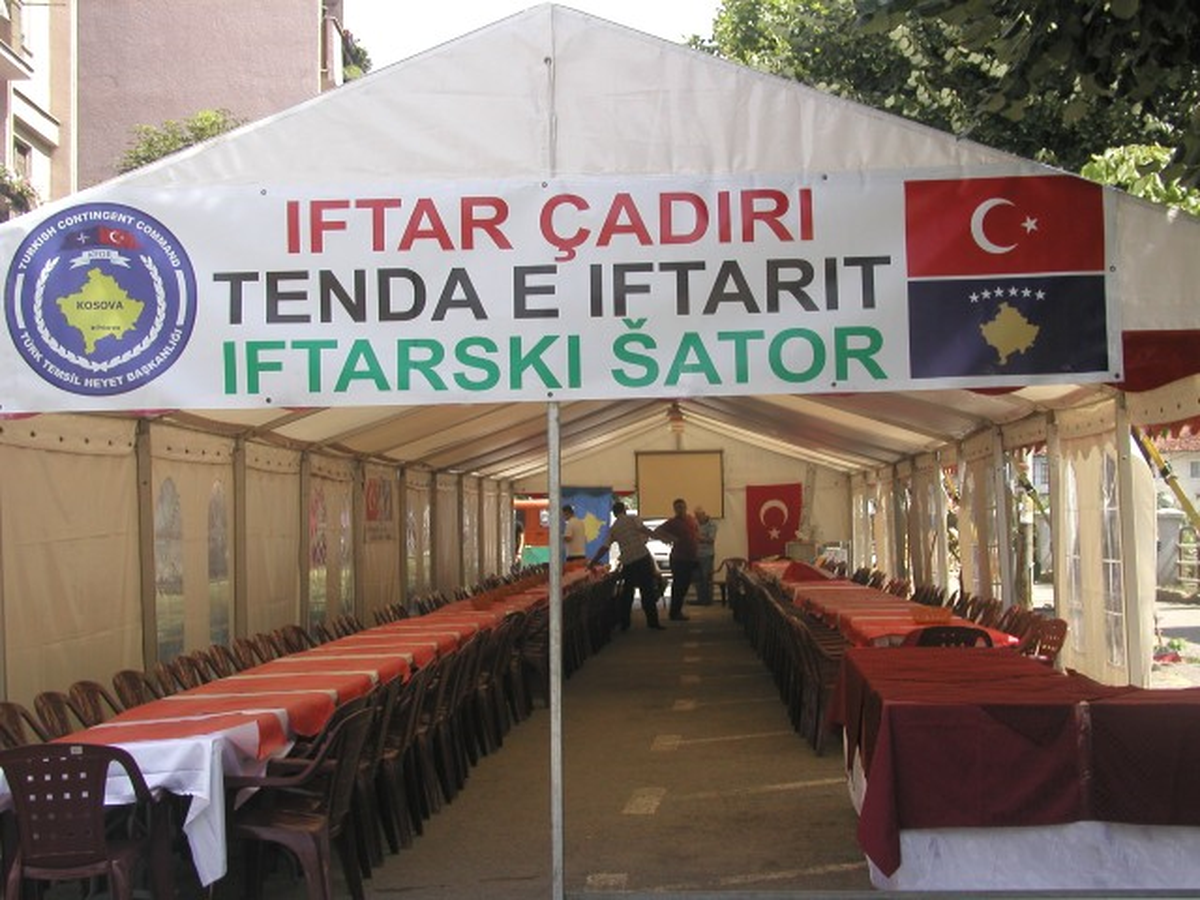 Türk Askerinin Kosova\'da 13\'üncü Ramazan İftar Çadırı