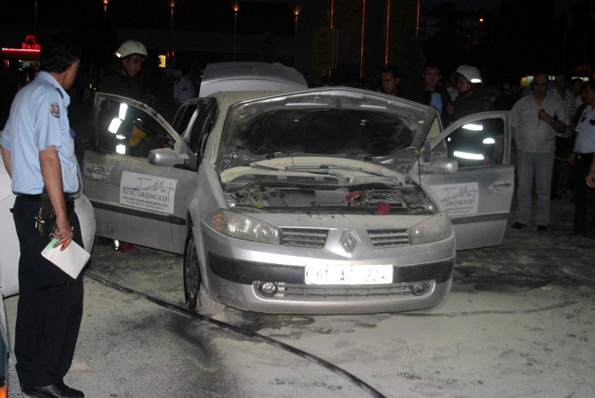 Uçan Balon Otomobilde Yangın Çıkardı: 2 Yaralı