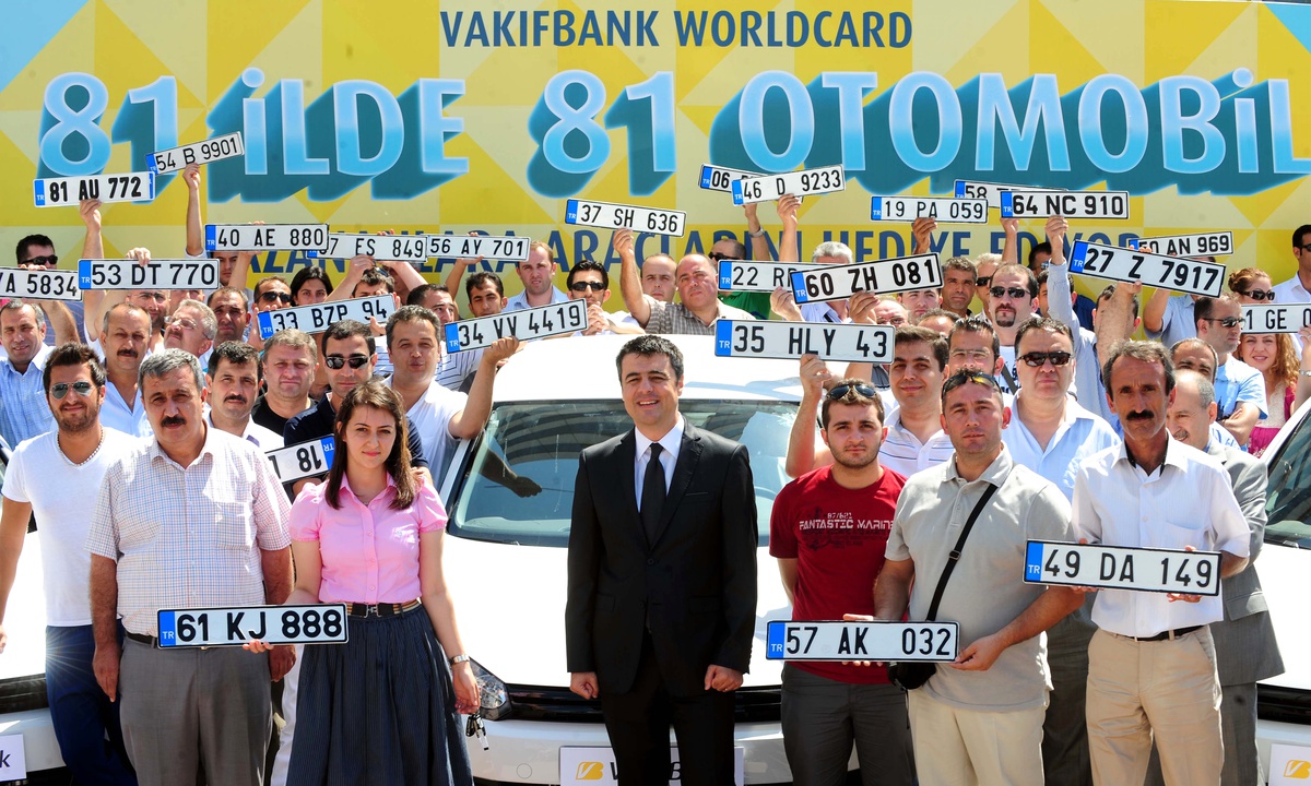 Vakıfbank "82" İlin Talihlerine Otomobillerini Teslim Etti