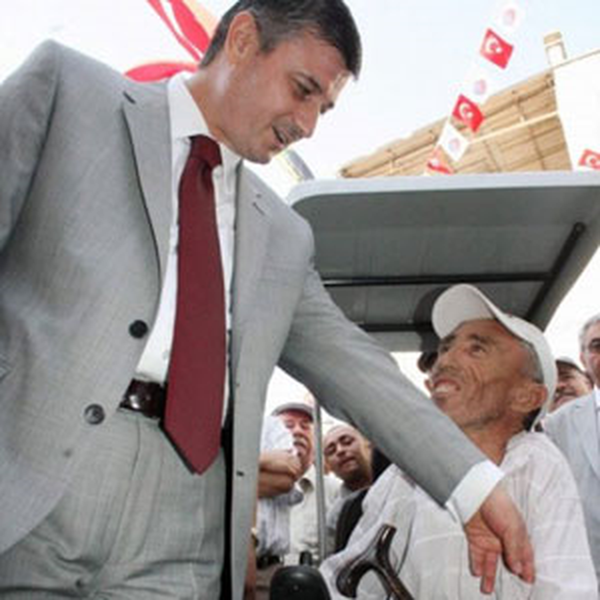 Vali, Vatandaşın Sigarasına El Koydu