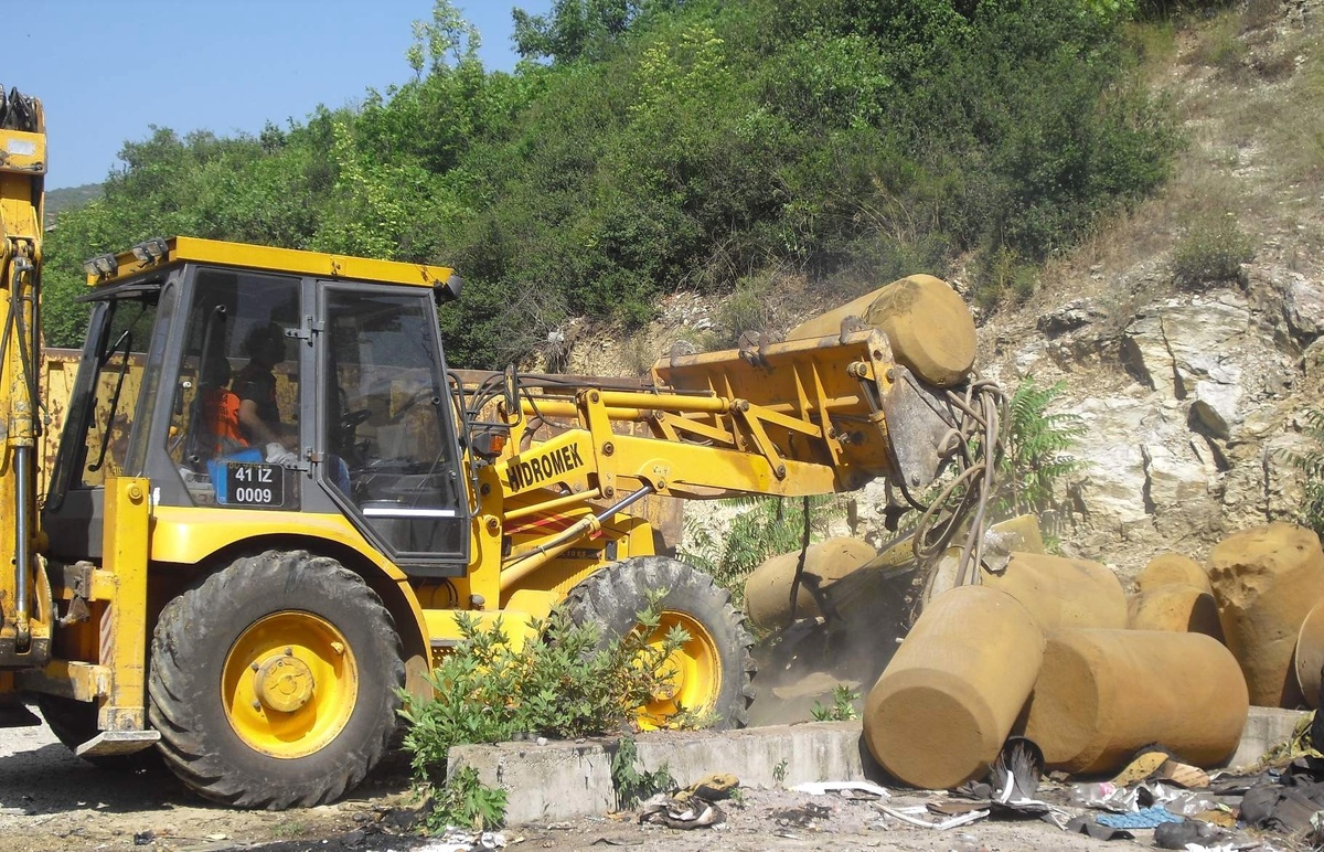 Viyadük Altından 15 Kamyon Atık Çıktı