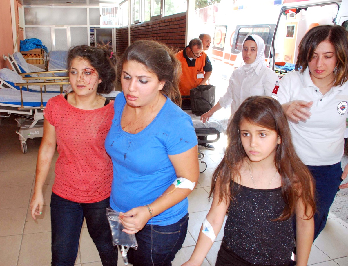 Adıyaman\'da Otomobil Şarampole Yuvarlandı: 5 Yaralı