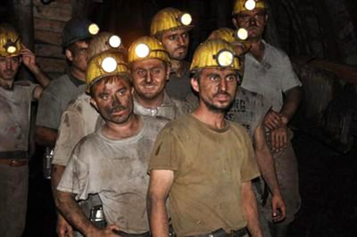 AKP\'li Vekil İlk İftarını Maden Ocağında Açtı