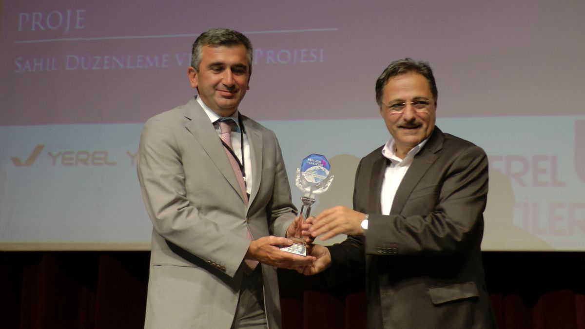 Akçakoca Belediye Başkanı Albayrak\'a \'Yılın En İyi Yerel Yöneticisi\' Ödülü Verildi