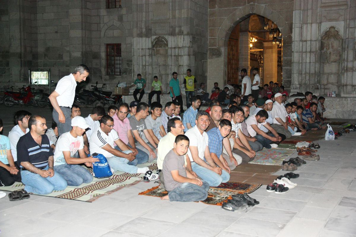 Aksaray\'da Teravih Namazında Camiler Dolup Taştı