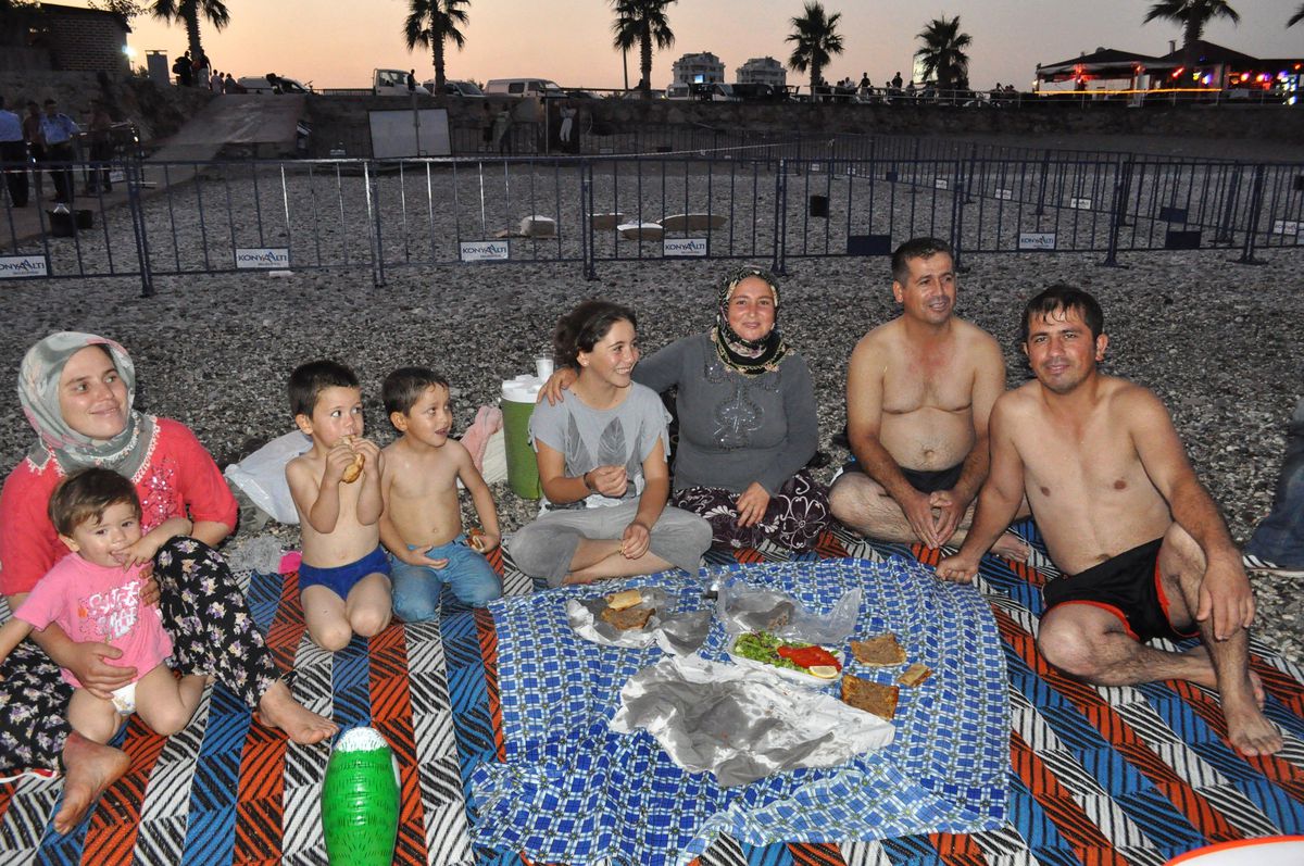 Antalya\'da Sıcaklar, İftar Sofralarını Sahile Taşıttı