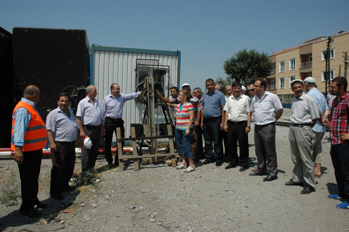 Barbaros Mahallesi\'nden Geçen Tren Yoluna Bariyer Kuruluyor