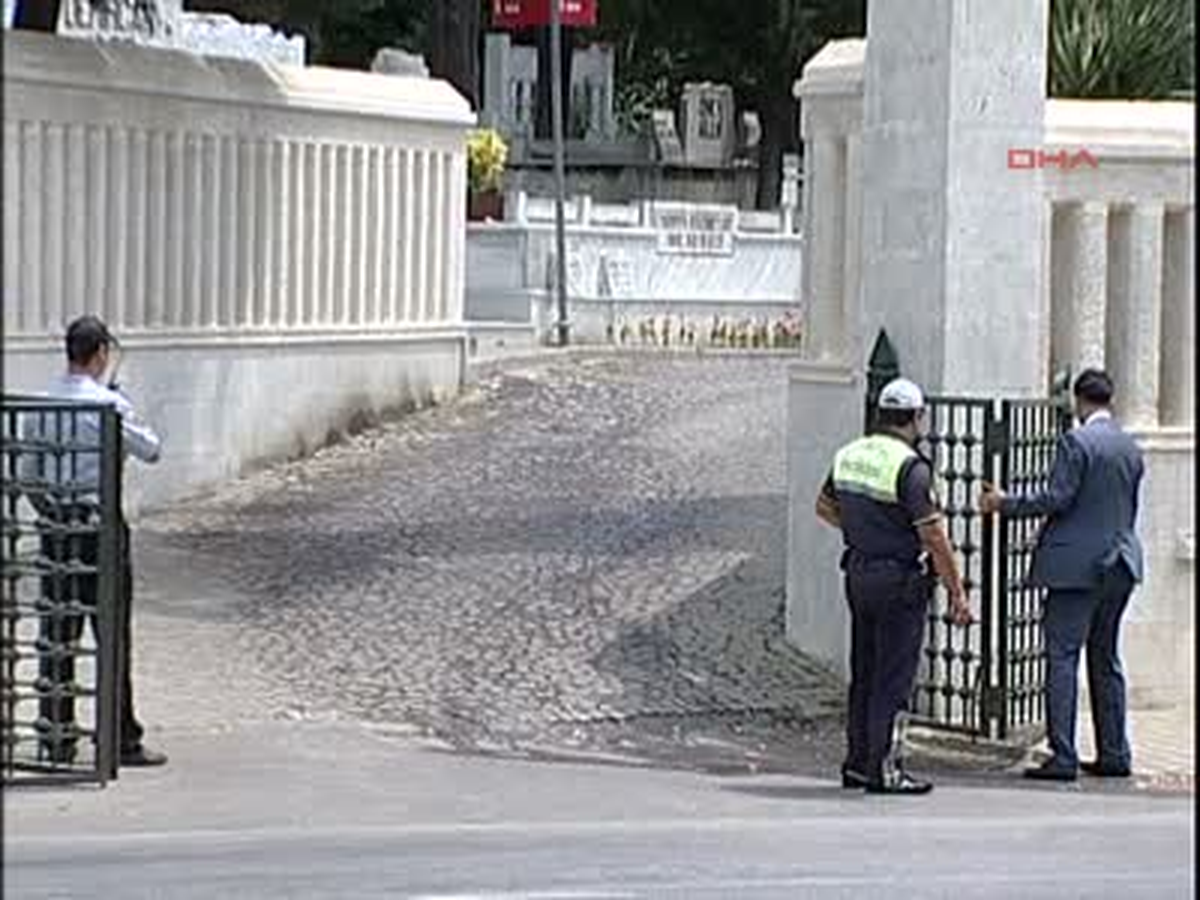 Başbakan Anne ve Babasının Kabirlerini Ziyaret Etti
