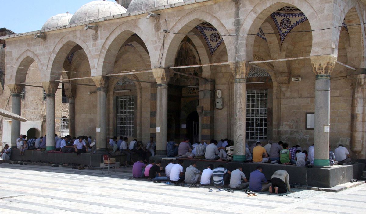 Cemaat Camilere Sığmadı
