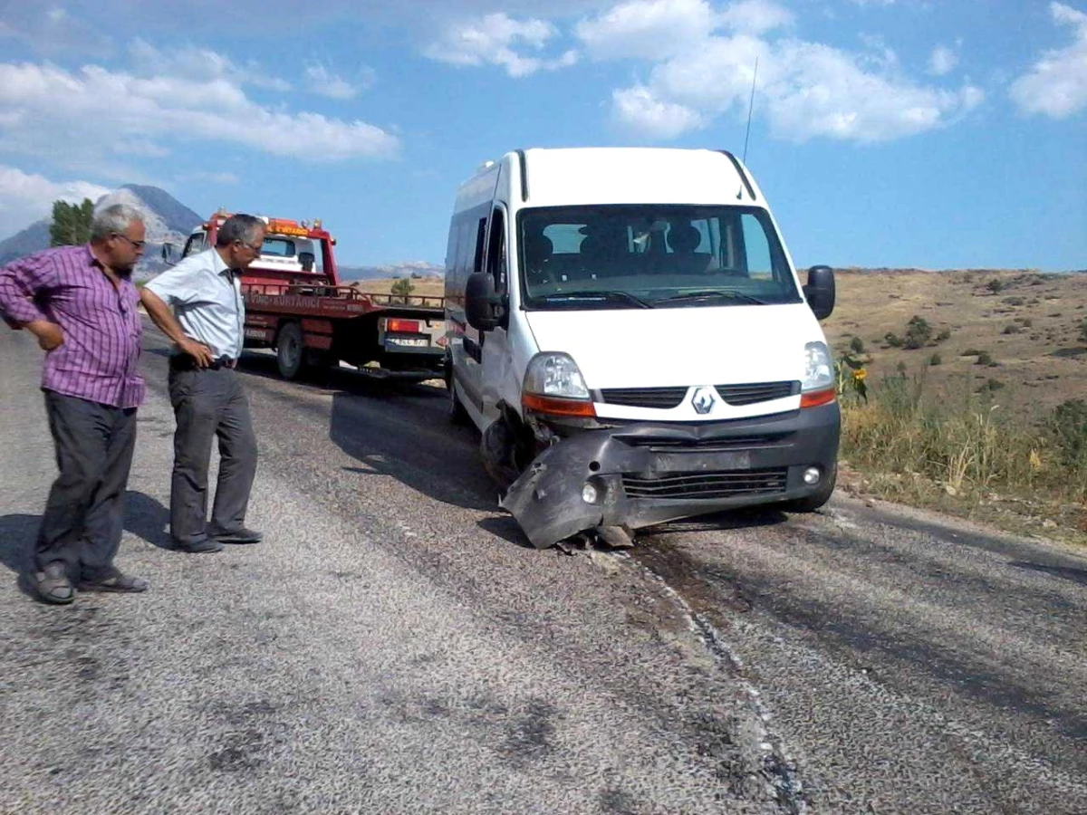 Diyaliz Hastalarını Taşıyan Minibüs Kayalıklara Çarptı: 2 Yaralı