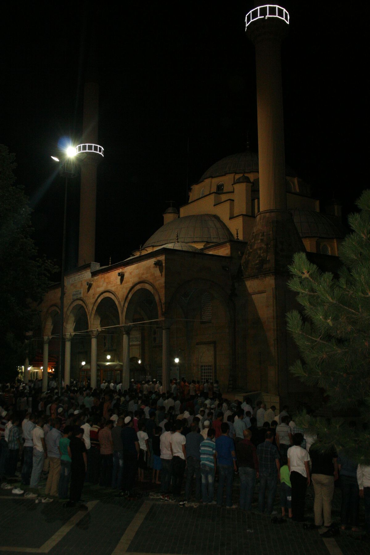 Düzce\'de İlk Teravih Namazında Camiler Doldu Tastı
