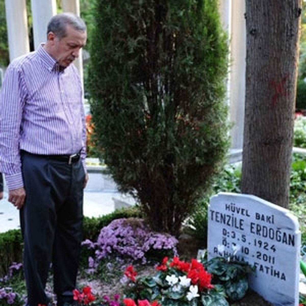 Erdoğan, Ramazan\'ın İlk Gününde Anne ve Babasının Mezarını Ziyaret Etti