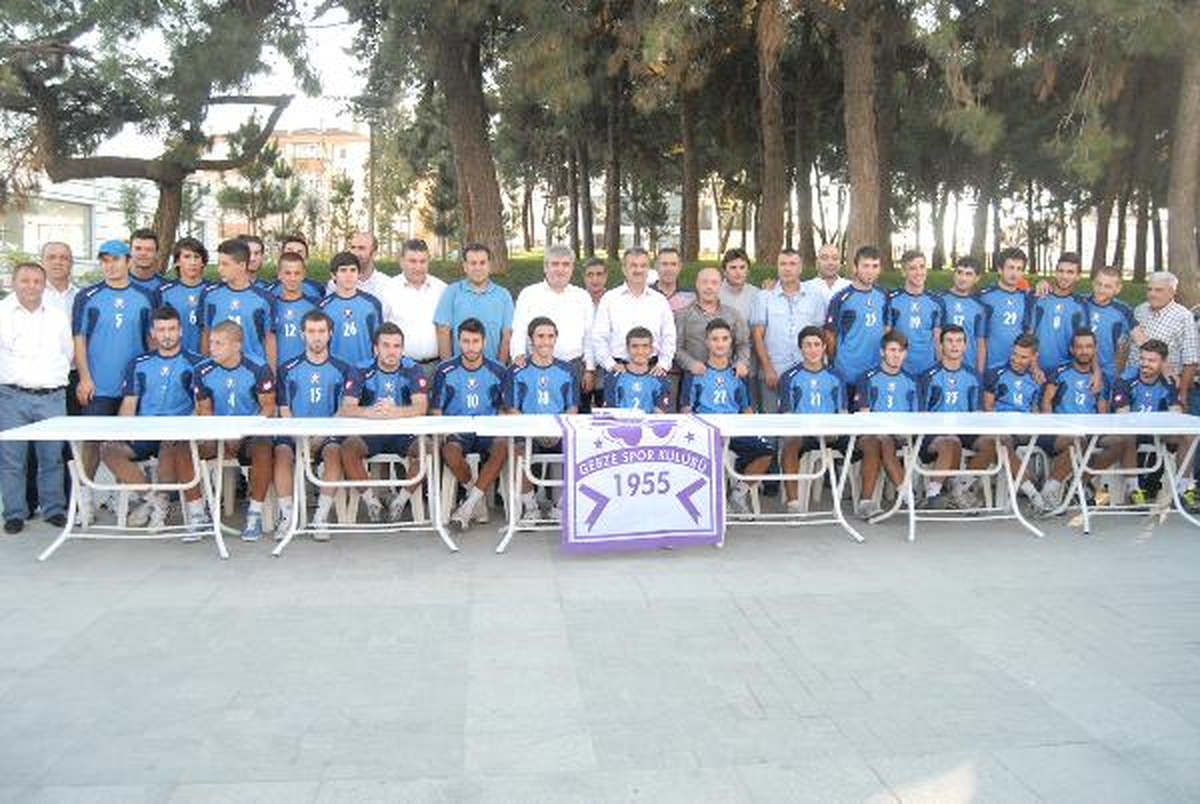 Gebzespor Futbolcularına Caddede İmza Attırdı
