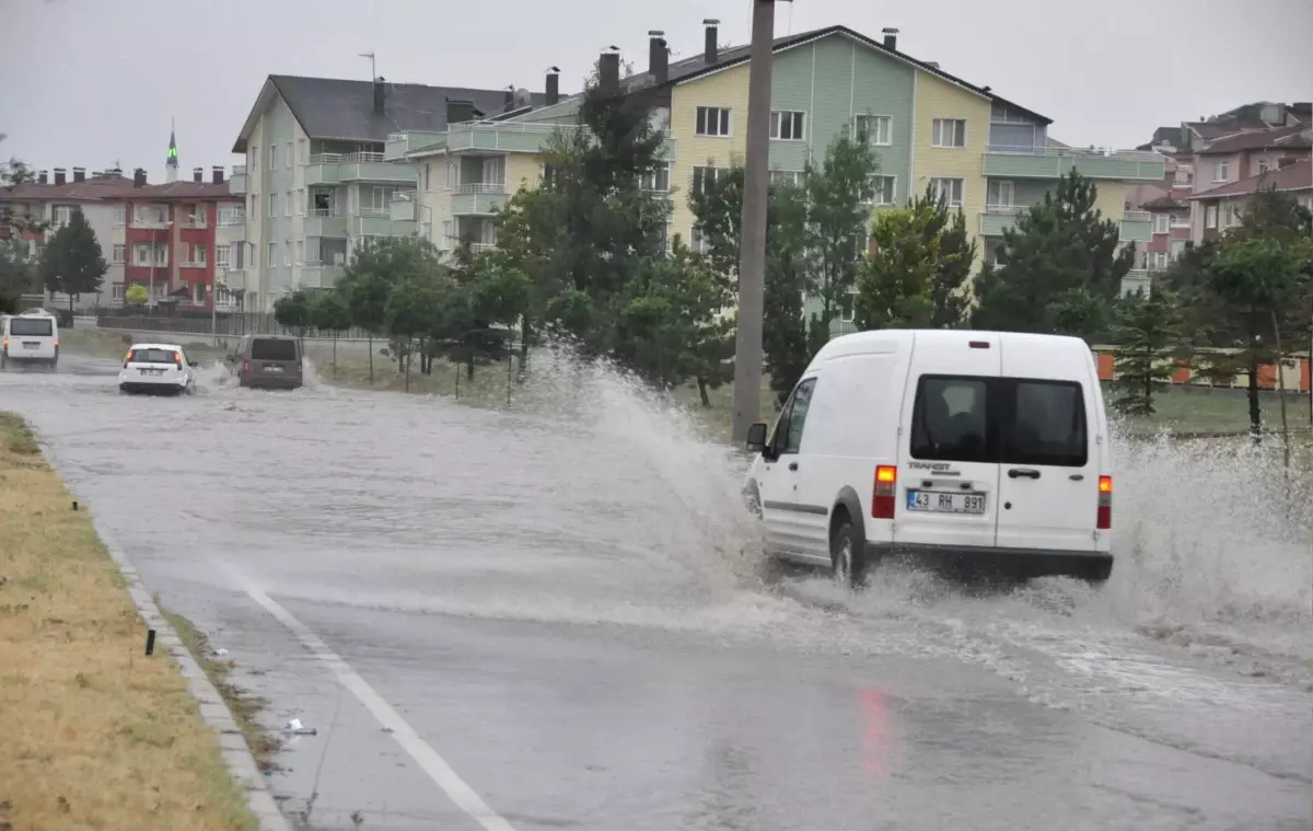 İftar Vakti Başlayan Sağanak Yağmur Hayatı Felç Etti