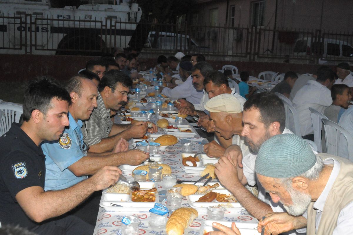 İftarda Ekmek Arası Köfte İzdihamı