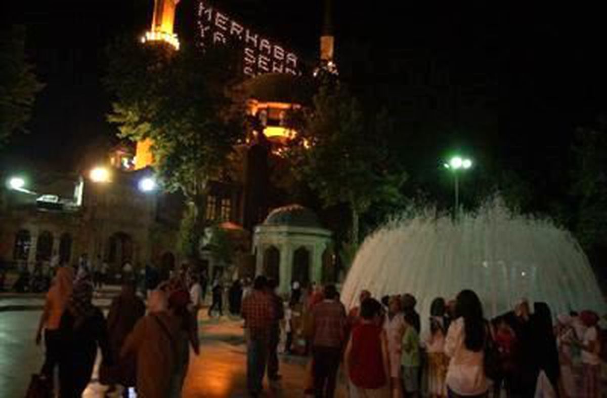 İlk Teravih Namazında Eyüp Sultan Camii\'ne İlgi Yoğun Oldu