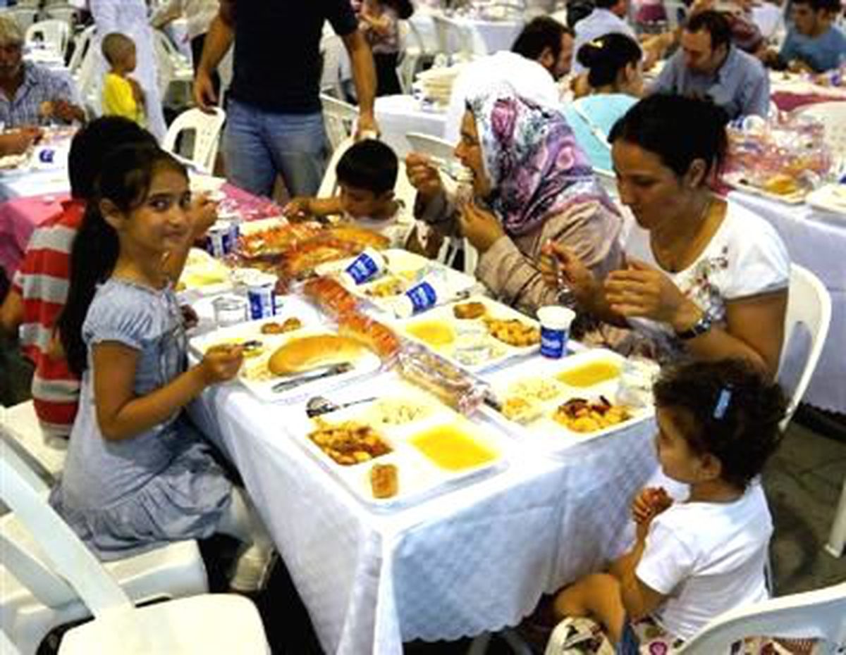 İstanbul\'da Ramazanın İlk İftar Topu Eminönü\'nden Atıldı