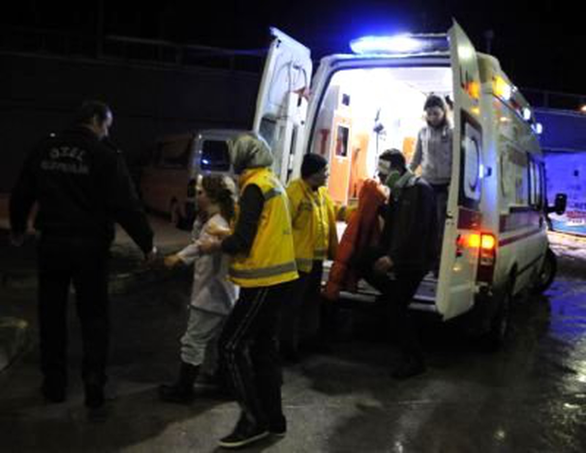 Kelkit\'te Kamyonet ile Otomobil Çarpıştı: 1 Ölü, 7 Yaralı