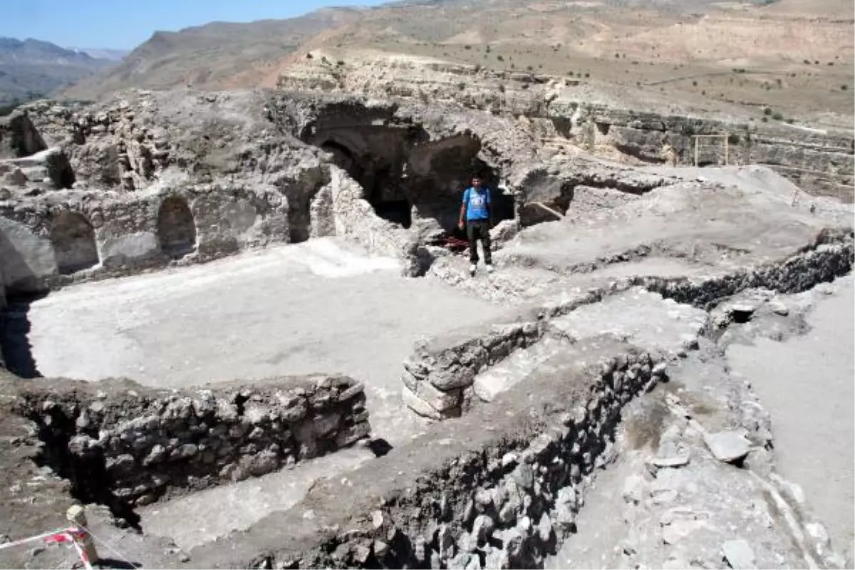 Kemah Kalesi\'nde Yazma Eserler Ortaya Çıktı