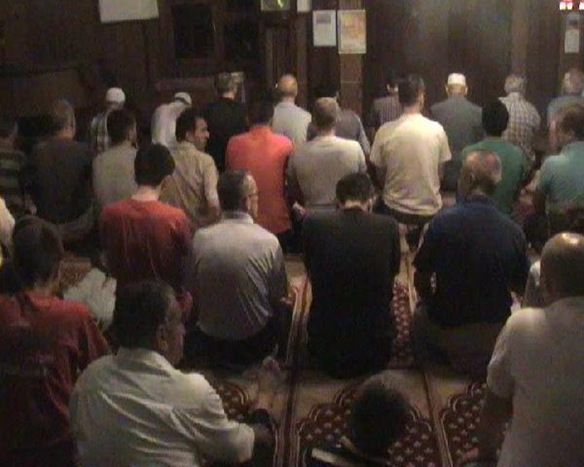 Kosovalılar İlk Teravih Namazı İçin Camileri Doldurdu