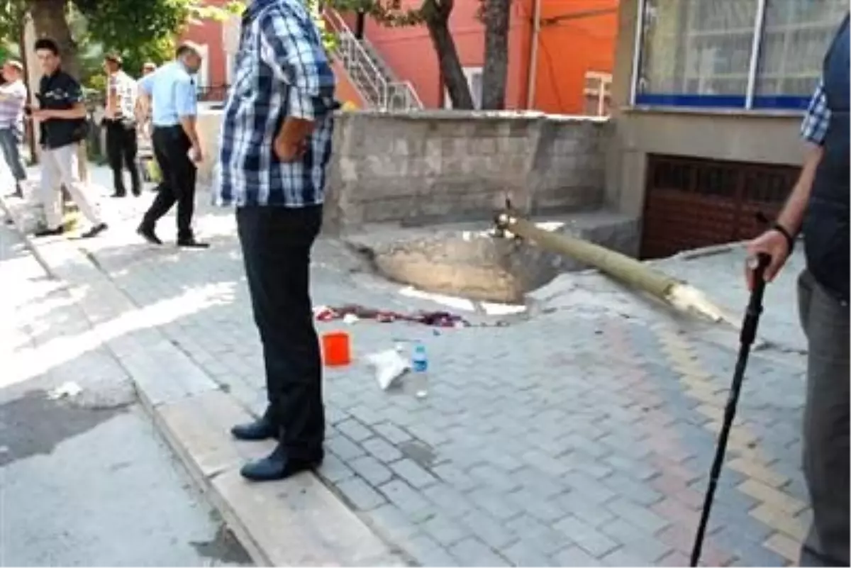 Kütahya'da Üzerine Telefon Direği Devrilen Genç Kız Öldü