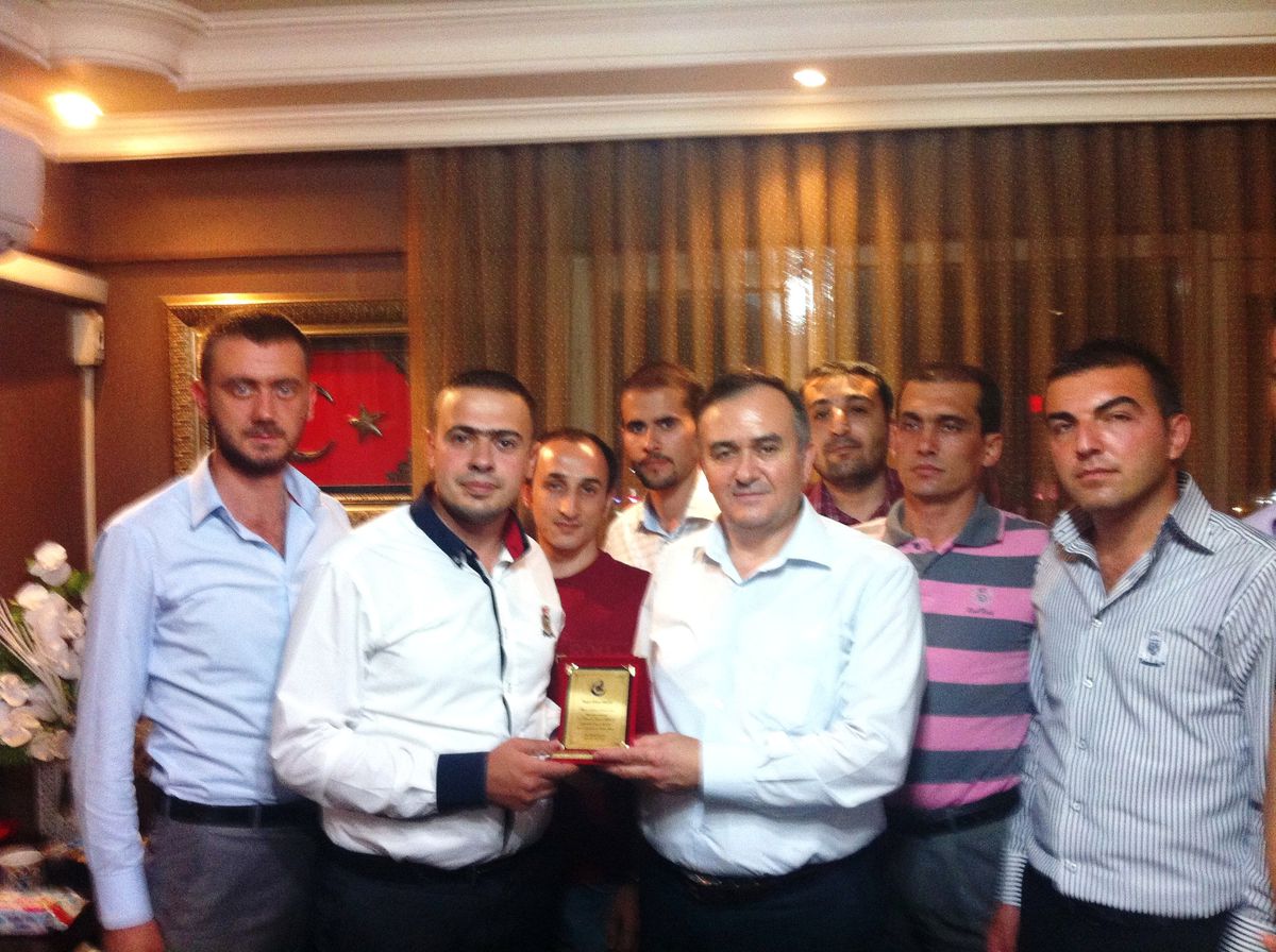 Manisa Ülkü Ocakları, MHP\'li Akçay\'a Plaket Verdi