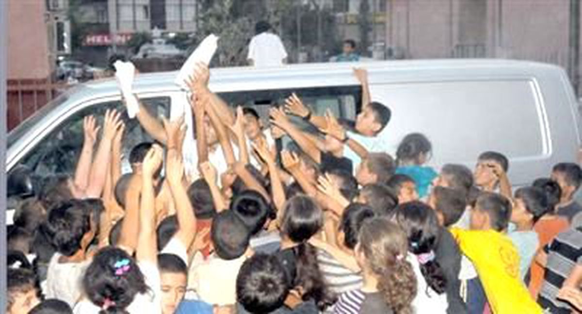 Mersin\'de Çocukların Ekmek Arası Köfte İzdihamı