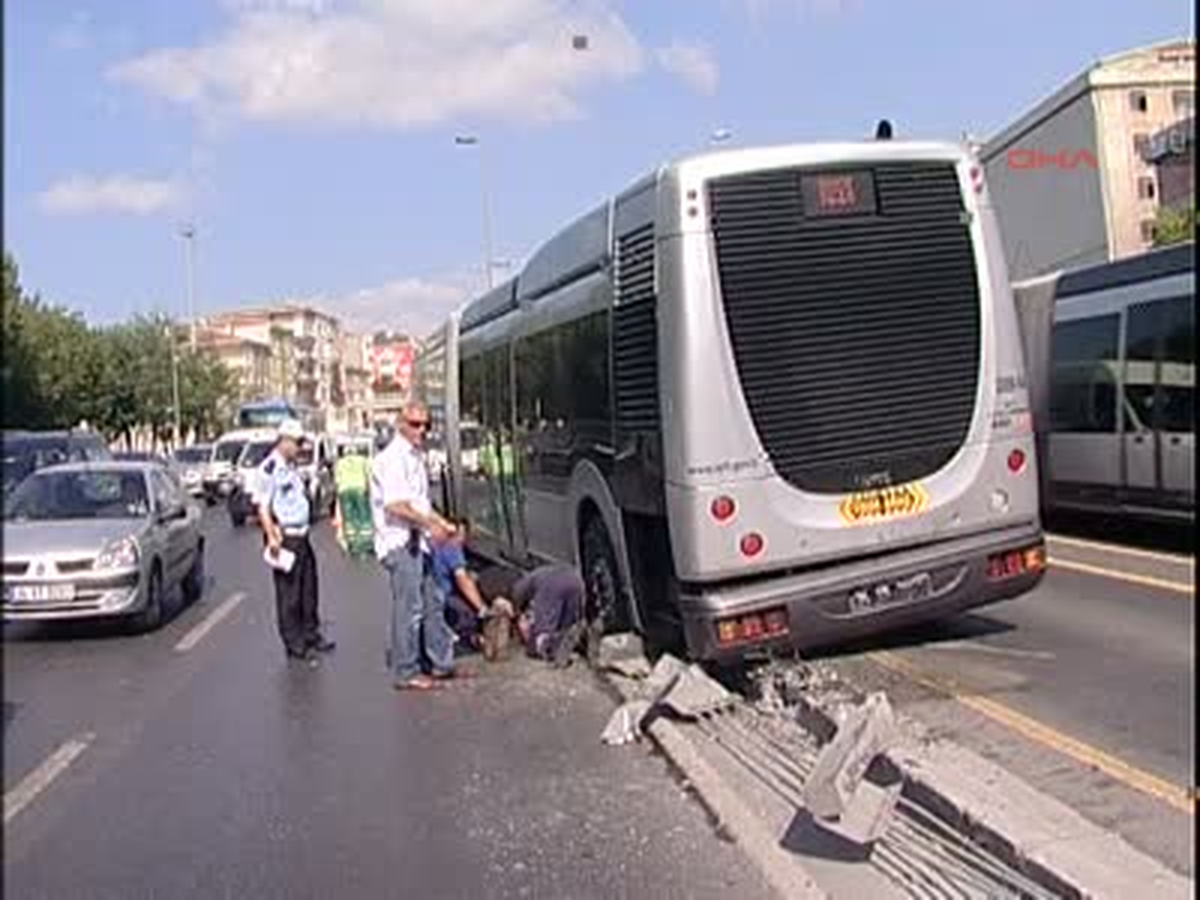 Metrobüs Yoldan Çıktı: 1 Yaralı