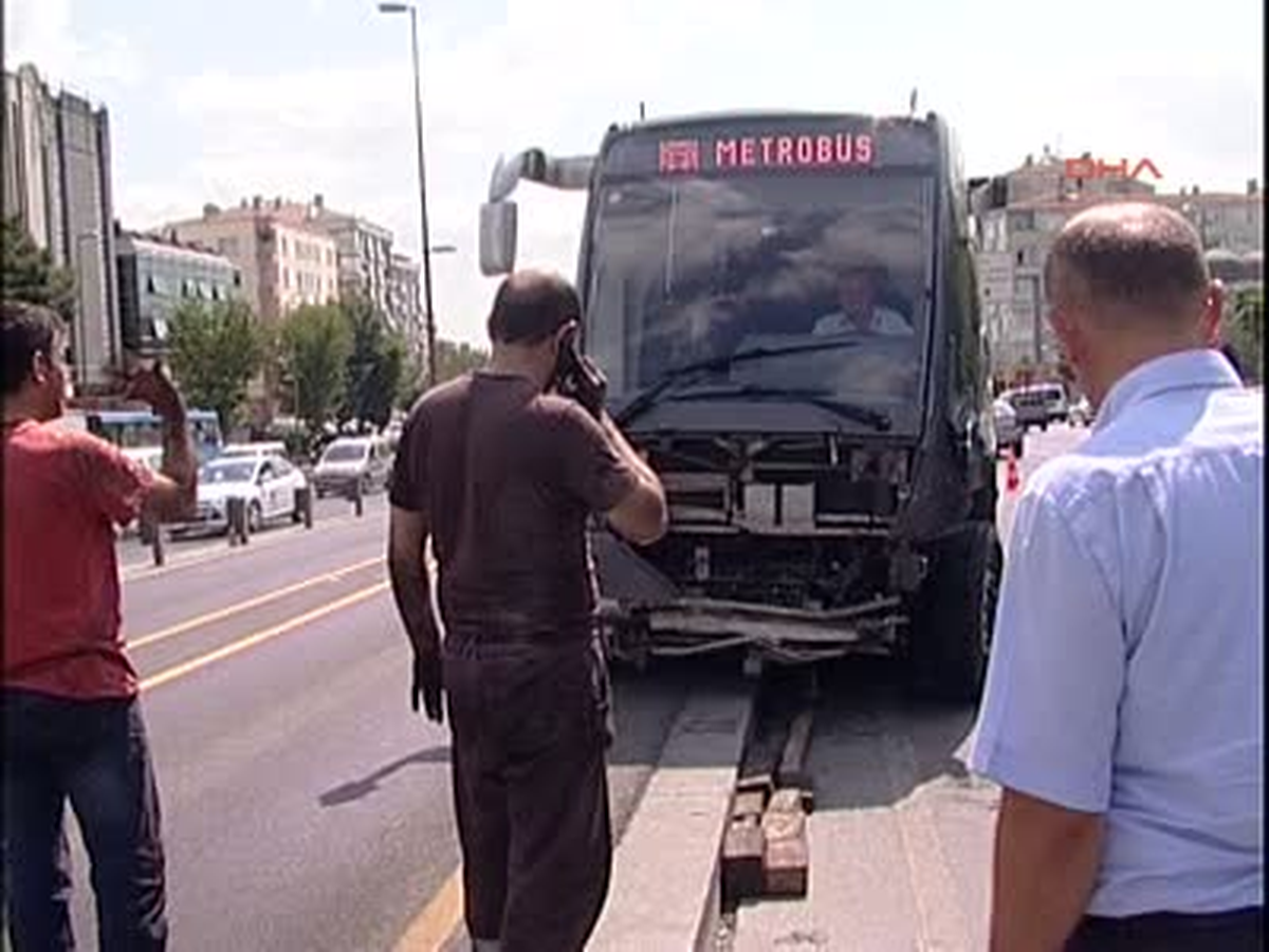 Metrobüs Yoldan Çıktı: 1 Yaralı