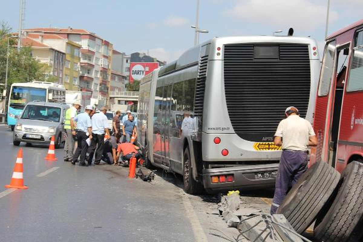 Metrobüs Yolundan Çıktı: 1 Yaralı