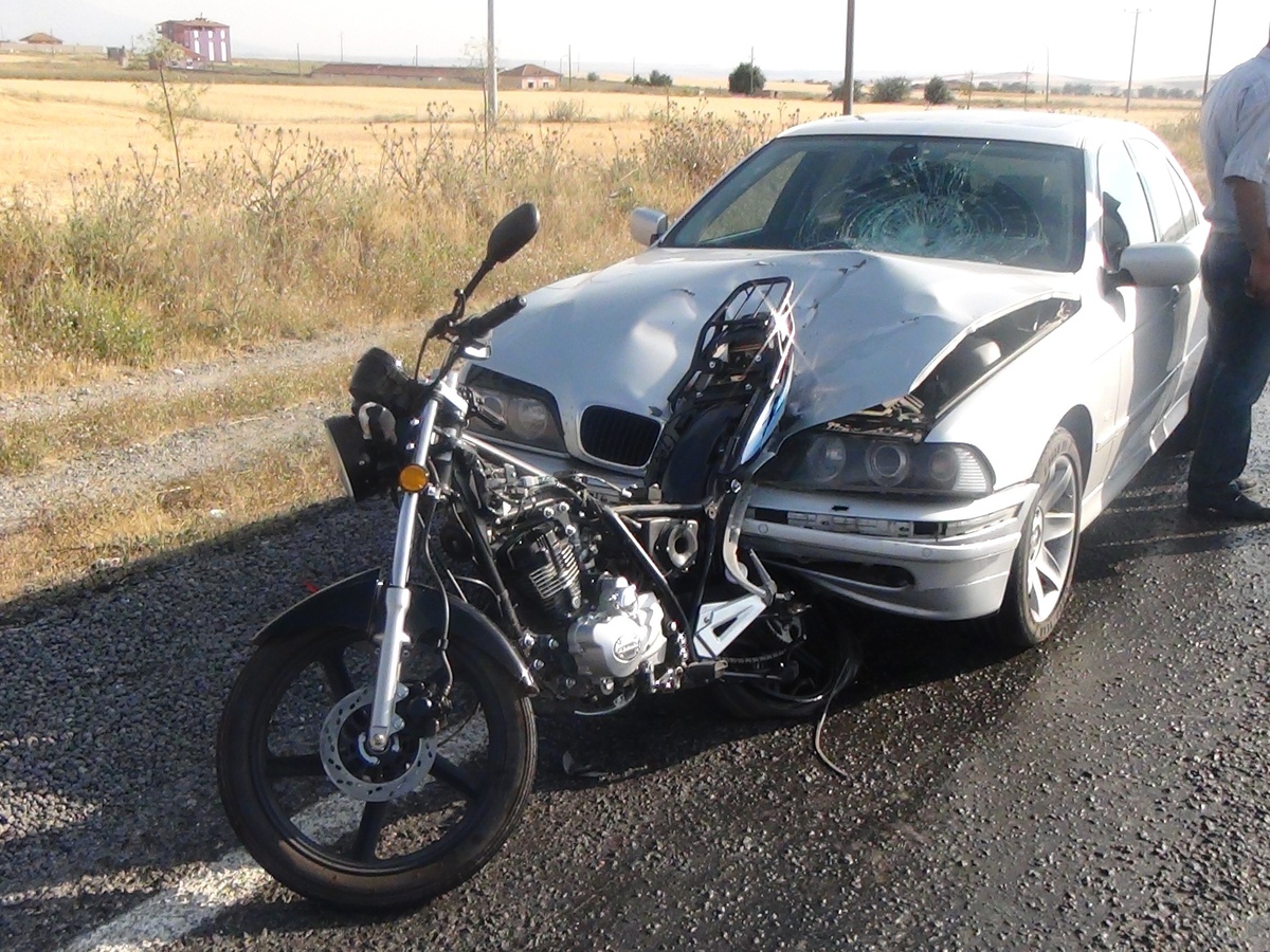 Otomobil Motosiklete Çarptı: 1 Ölü