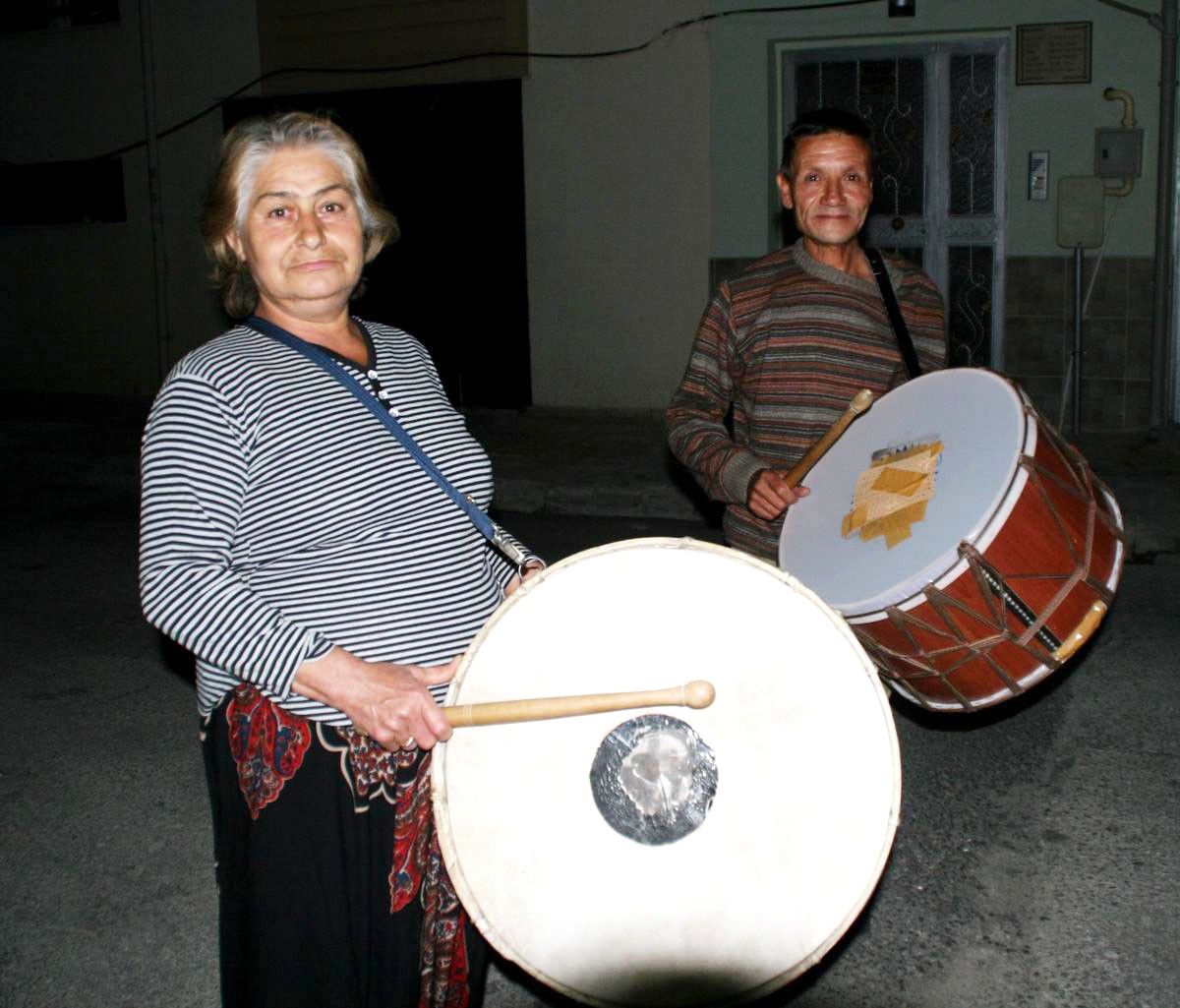 (Özel) Karısı Davul Çalıyor, Kendisi Mani Söylüyor